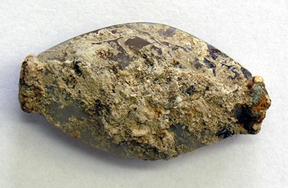 Glyptique recouvert d'argile et de roche